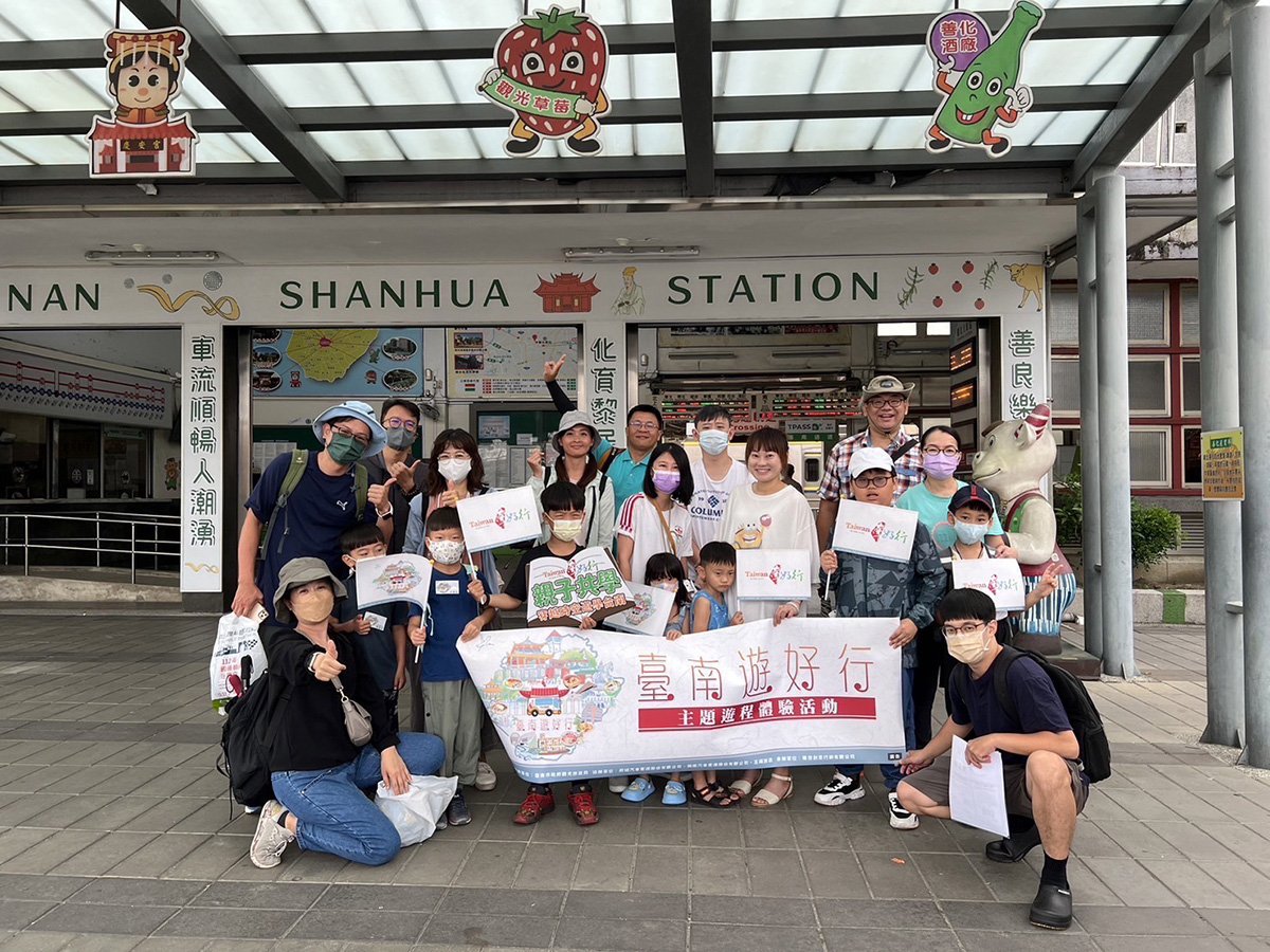 黃偉哲與知名旅遊作家肉魯 共同開箱主題彩繪車 2 F601A79F CD95 4A22 AF00 70E4921535E7