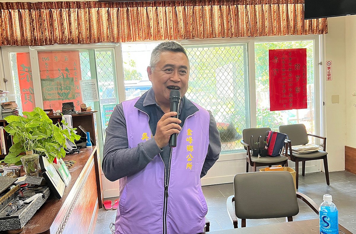 台東縣金峰鄉翻轉南迴部落亮點輕旅遊 踩線團探索原始風情、品味部落文化、享受溫泉饗宴 3 台東縣金峰鄉產業暨觀光發展所長吳慶豐介紹金峰鄉部落觀光發展。