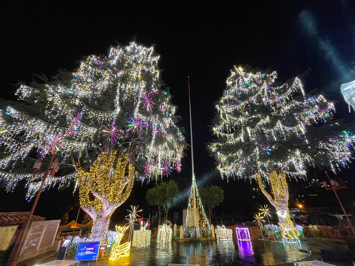 「2023山谷燈光節」開燈囉！今(30)日晚間在梨山賓館前，全台最高的28公尺雪松耶誕樹瞬間點亮，絢爛燈光照亮全場