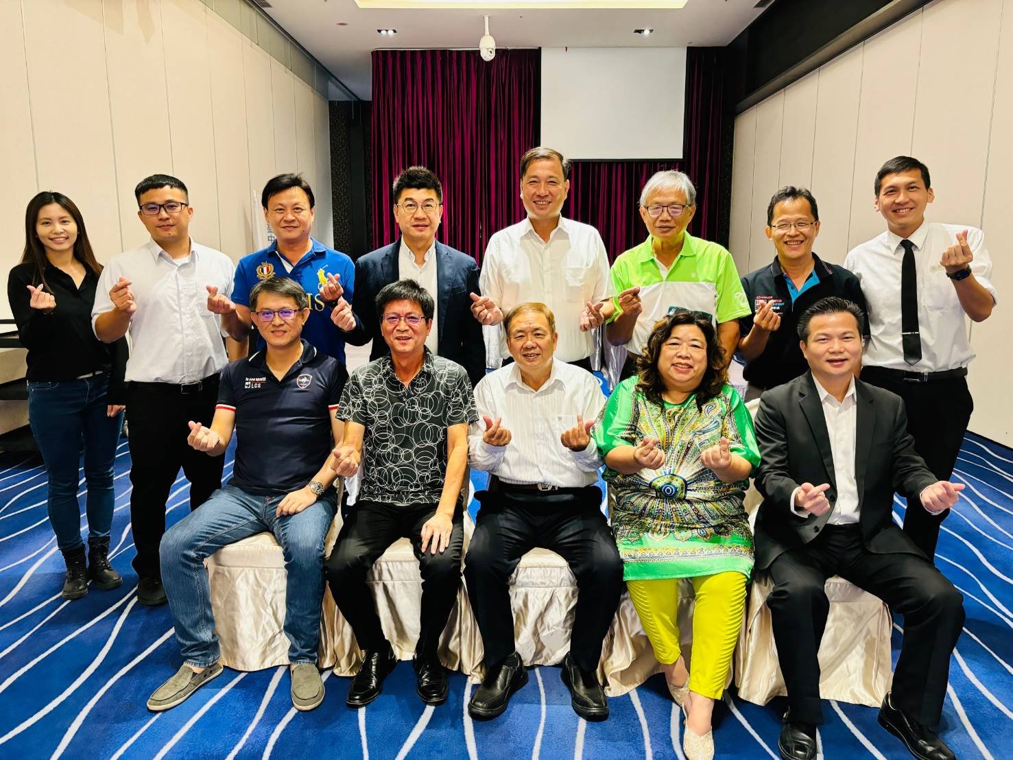 台中市補教協會遴選出爐39位優良教師，與評審委員合影。