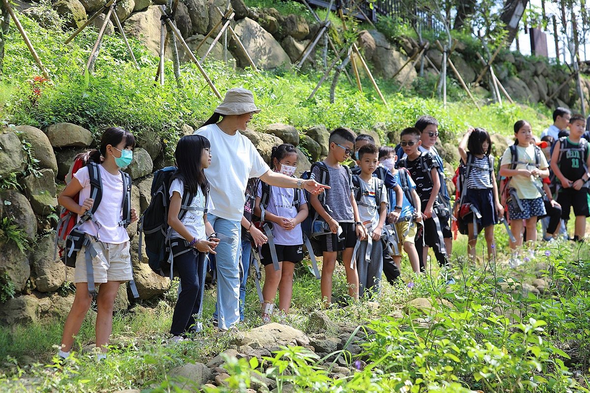 豐富的自然山林景觀及歷史悠久的梯田地景周邊，運用環境友善的細膩工法，復舊通學古道