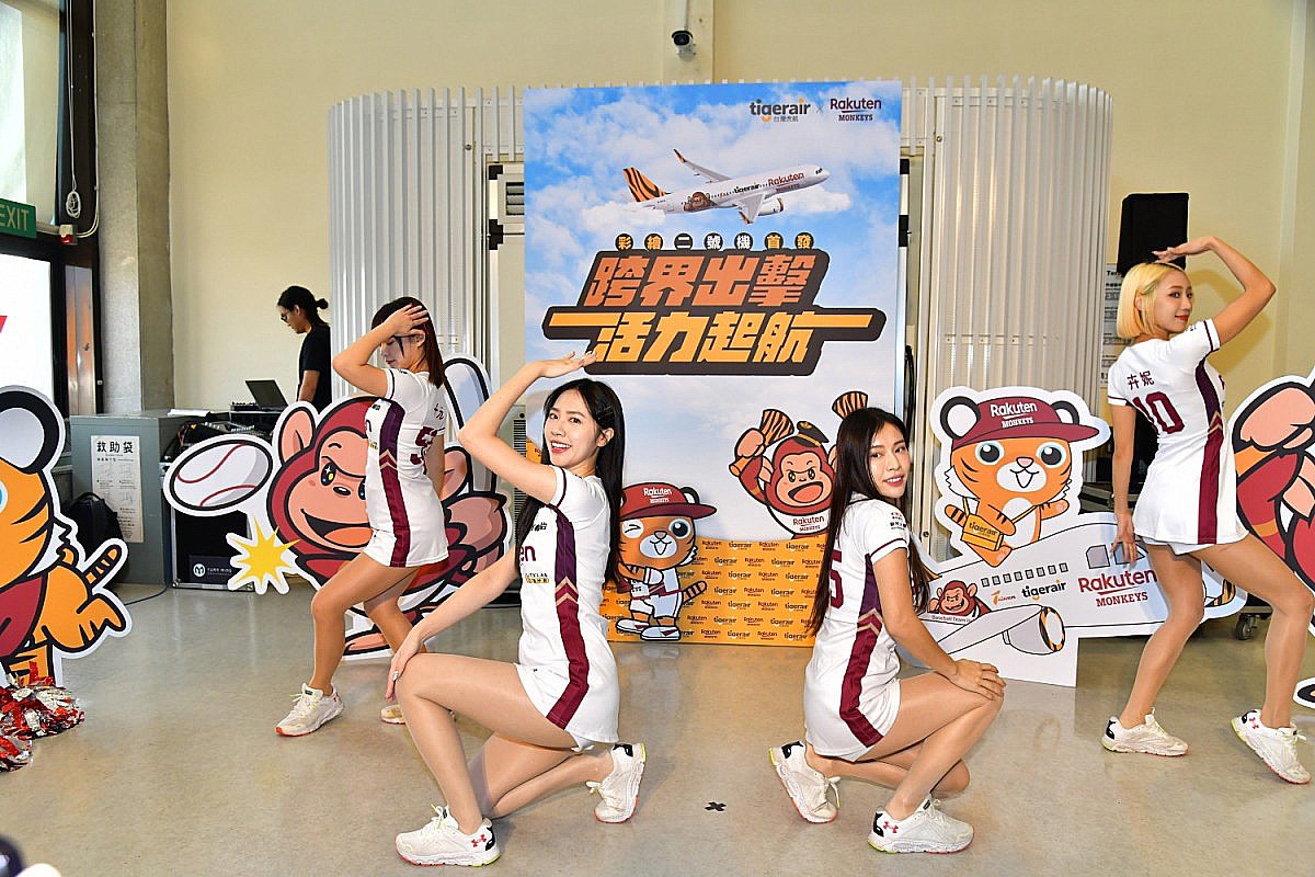 跨界出擊 活力起航 台灣虎航×Rakuten Monkeys聯名彩繪二號機亮相首飛 3 除了有親切的虎妞們與旅客合影留念外,樂天女孩包括十元、卉妮、宋宋、慧慧等人也特別前來應援