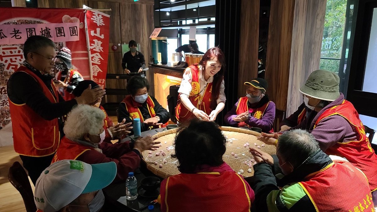 菇神餐廳林明順董事長與華山基金會攜手舉辦孤老圍爐活動 2 S 16122018