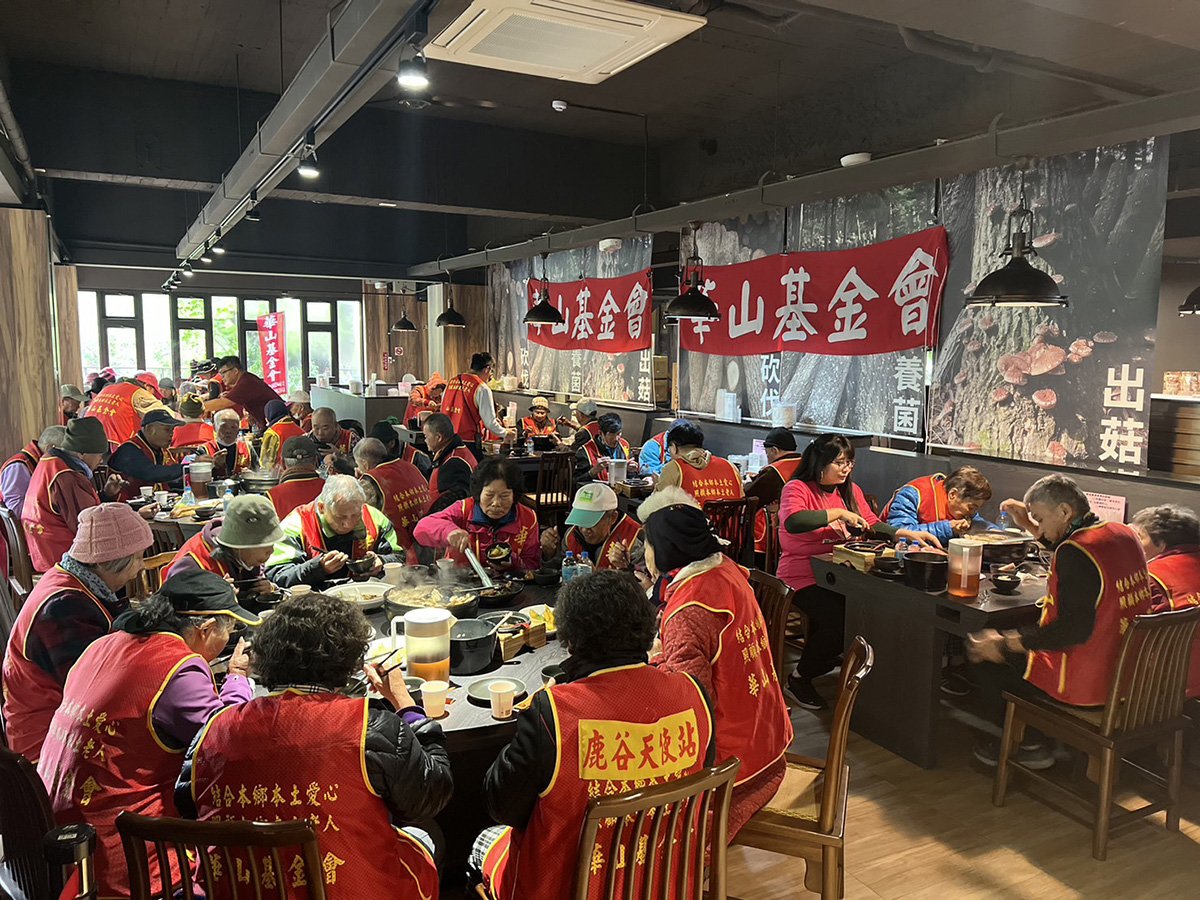 菇神餐廳林明順董事長與華山基金會攜手舉辦孤老圍爐活動 1 S 16122033