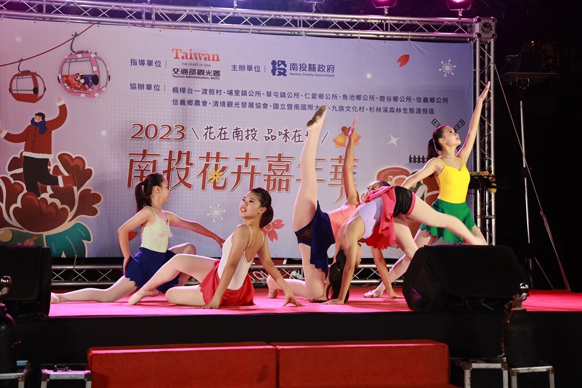 跟著花卉走遊南投 花卉嘉年華台ㄧ聖誕樹浪漫點燈迎賓 1 S 2491809