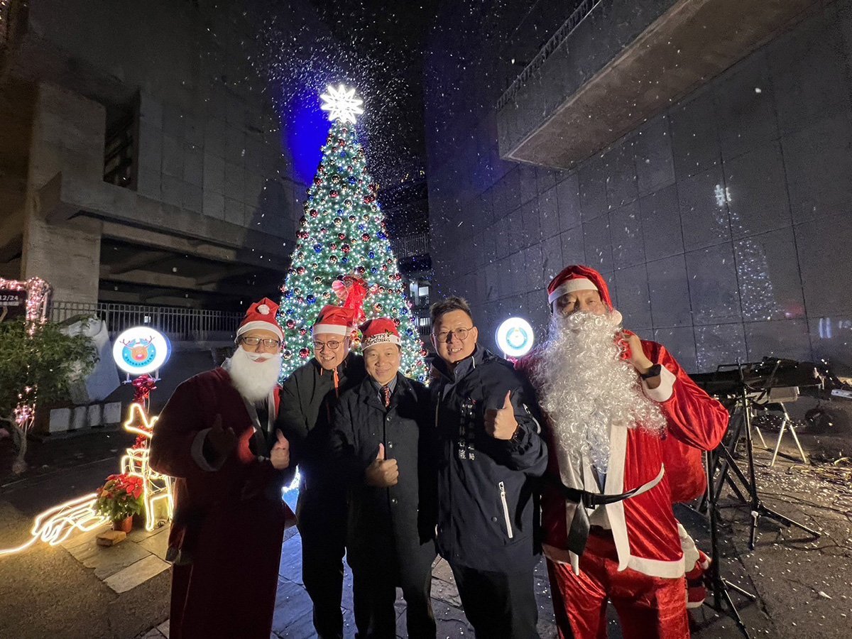 為打造全台大學最美的聖誕繽紛輕雪季，東海大學美國南加州校友會、東海公共事務暨校友服務處、東海學生會共同合作，建置一個高接近七米的聖誕樹。