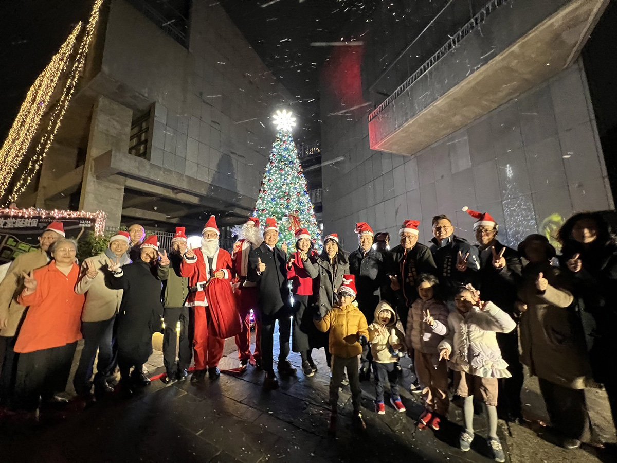 東海聖誕點燈飄下白雪後，象徵東海拉開盛大的誕序幕。