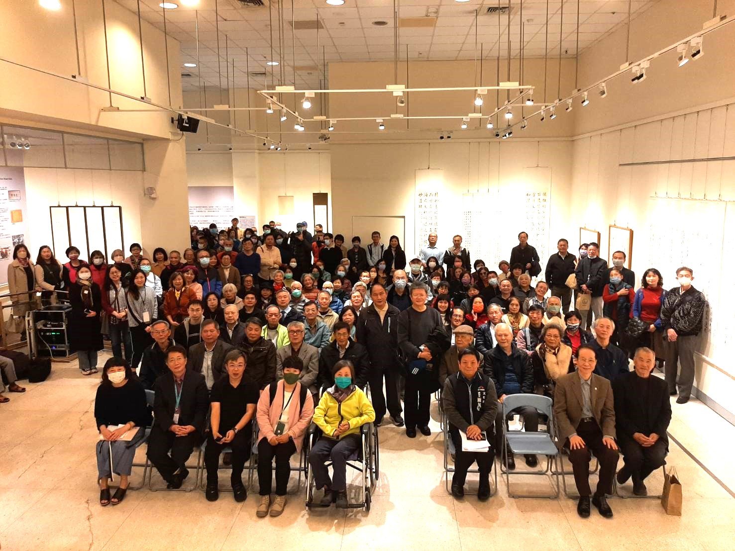 任容清七十紀念展23日於大墩文化中心開幕，藝文界好友及學生到場緬懷。