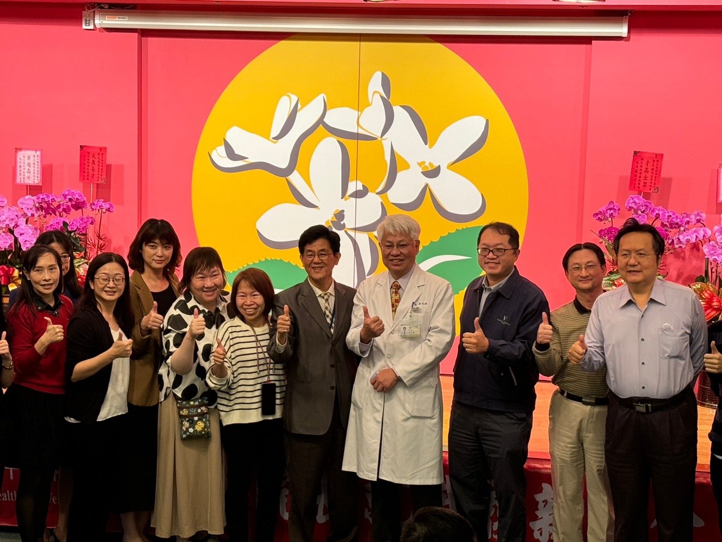 台中醫院新任院長黃元德和與會嘉賓合影。（葉志雲攝）