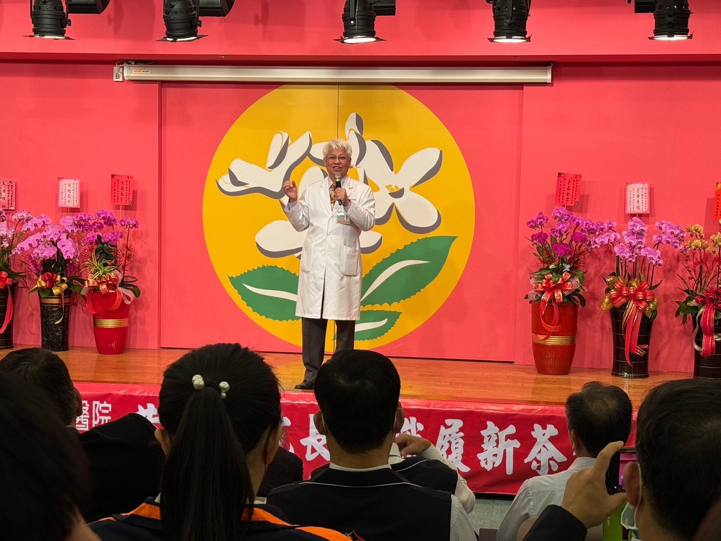 台中醫院新任院長黃元德在就職履新茶會致詞。（葉志雲攝）