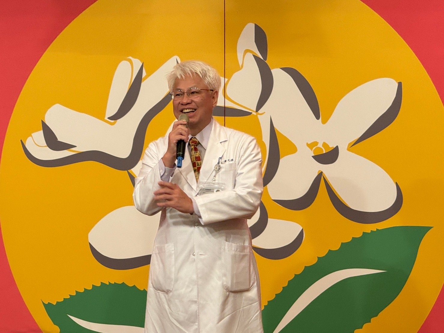 台中醫院新任院長黃元德醫師在就職履新茶會致詞。（葉志雲攝）