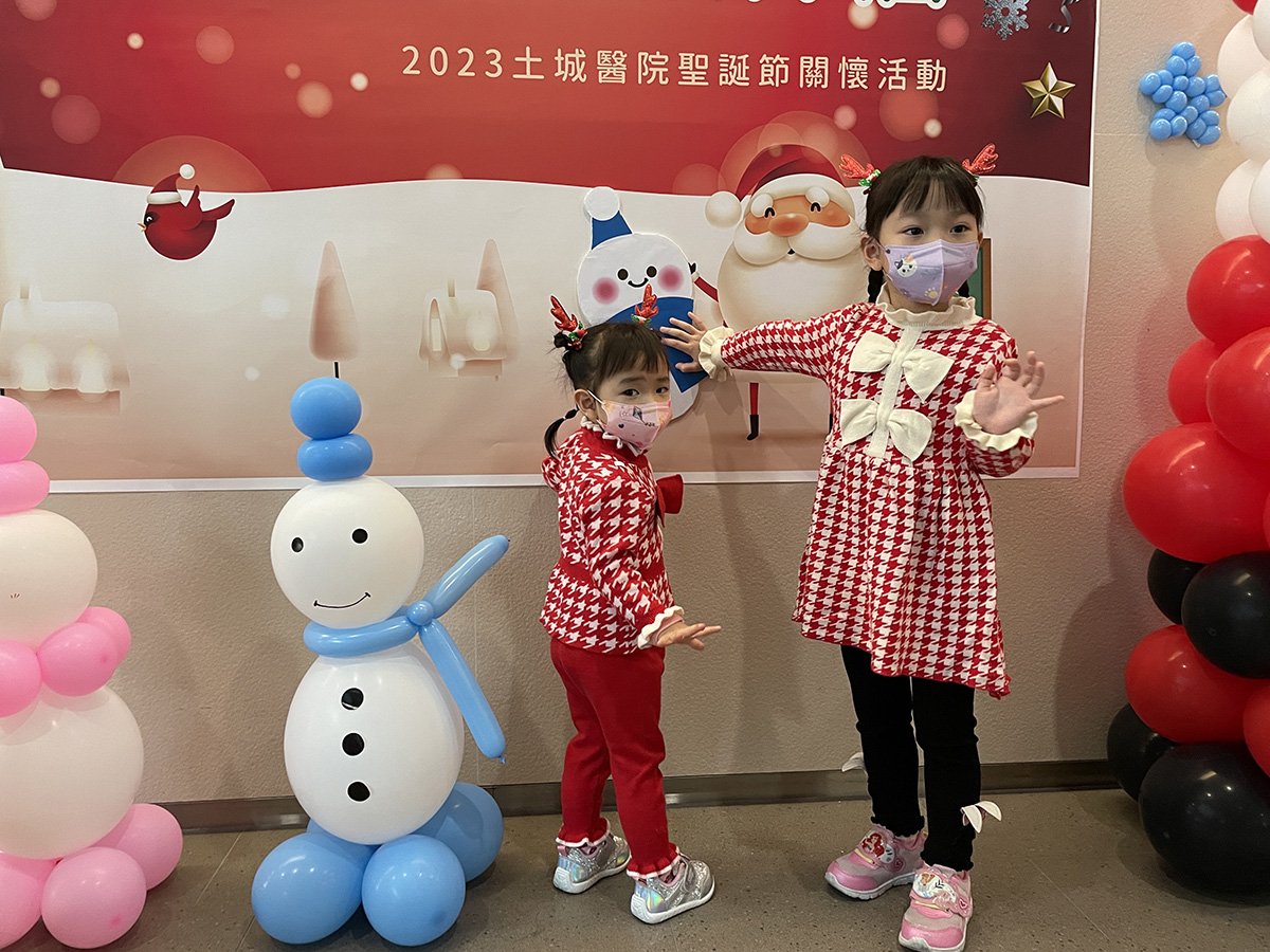 小朋友在雪人夢想許願卡片上寫下新年新希望