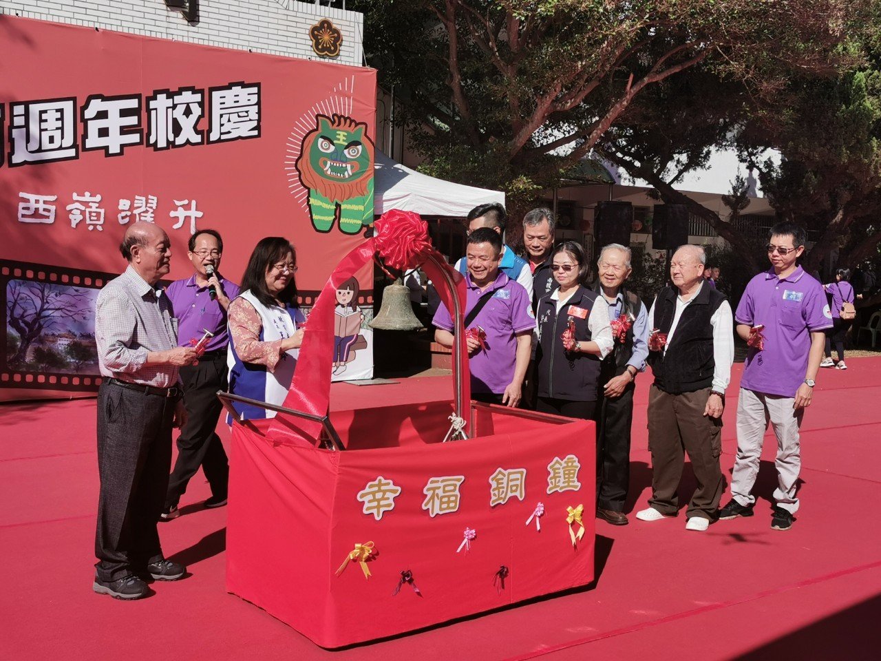 教育處長王淑玲敲響幸福銅鐘。（葉志雲攝）