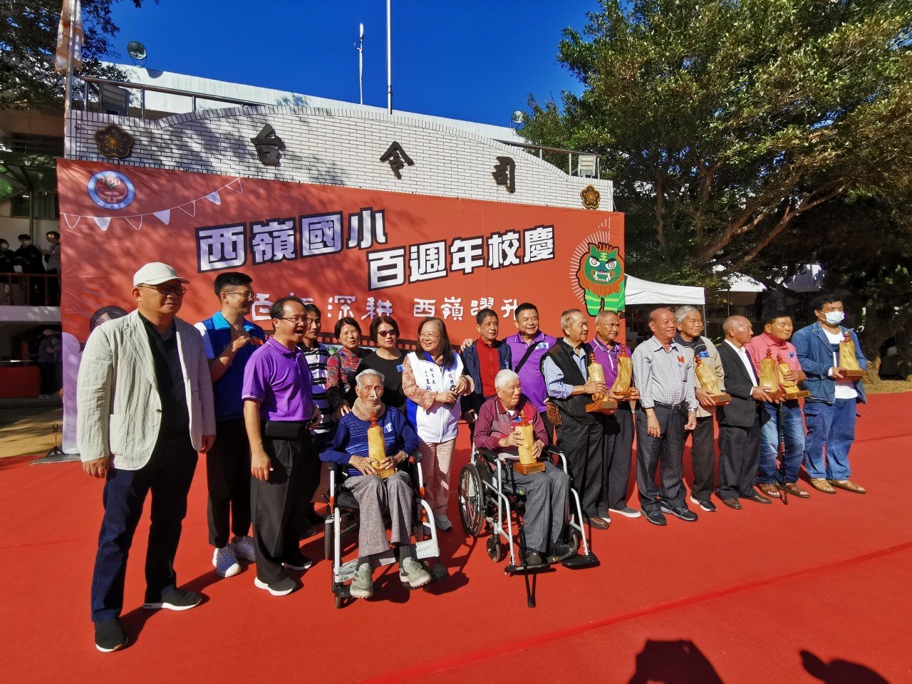 獲贈校園百歲龍柏製作「長青圓滿」紀念品的老校友。（葉志雲攝）
