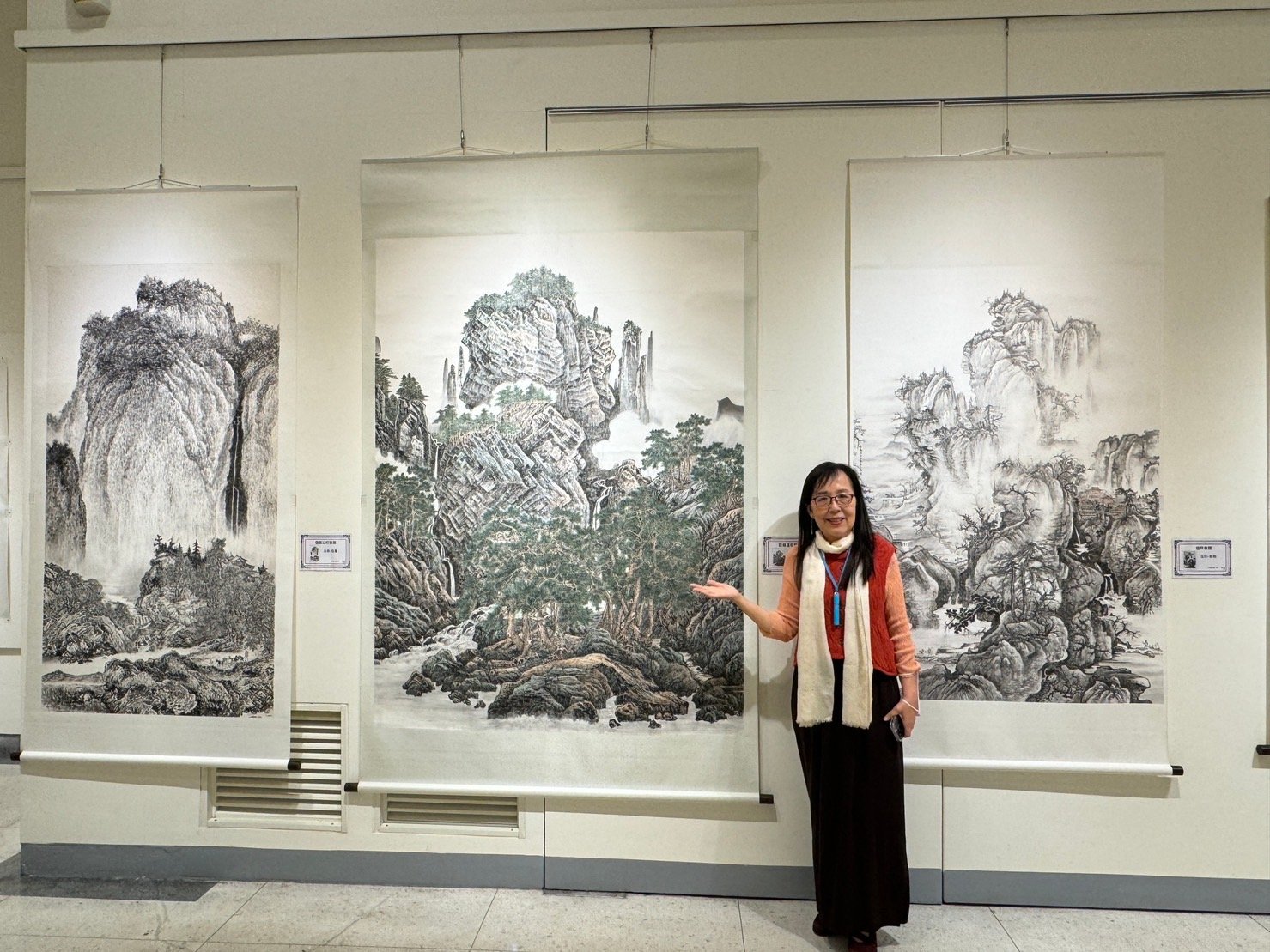 袁之靜臨北宋三大家作品（由右至左）郭熙「早春圖」、李唐「萬壑松風圖」、范寬「溪山行旅圖」。（葉志雲攝）