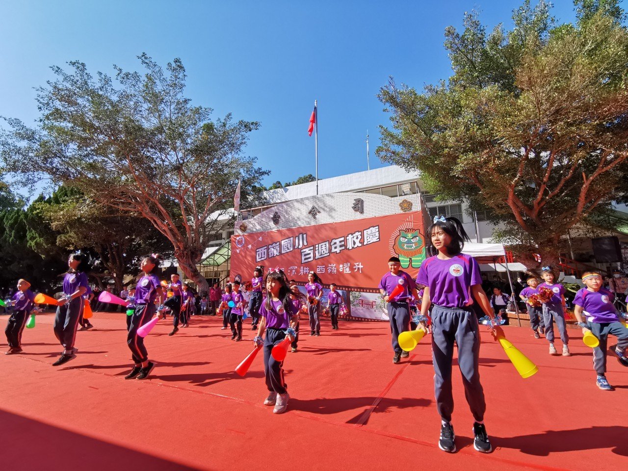 西嶺國小學生演出青春活力的舞蹈。（葉志雲攝）