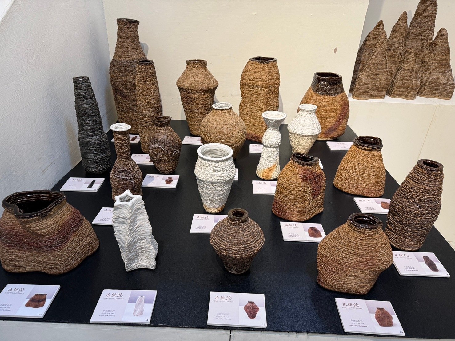邱永豐展出的「永皴瓶系列」。（葉志雲攝）