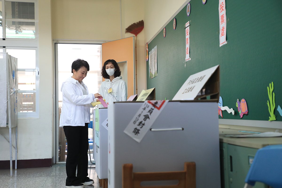 台中市長盧秀燕一早9時前往北區健行國小投票
