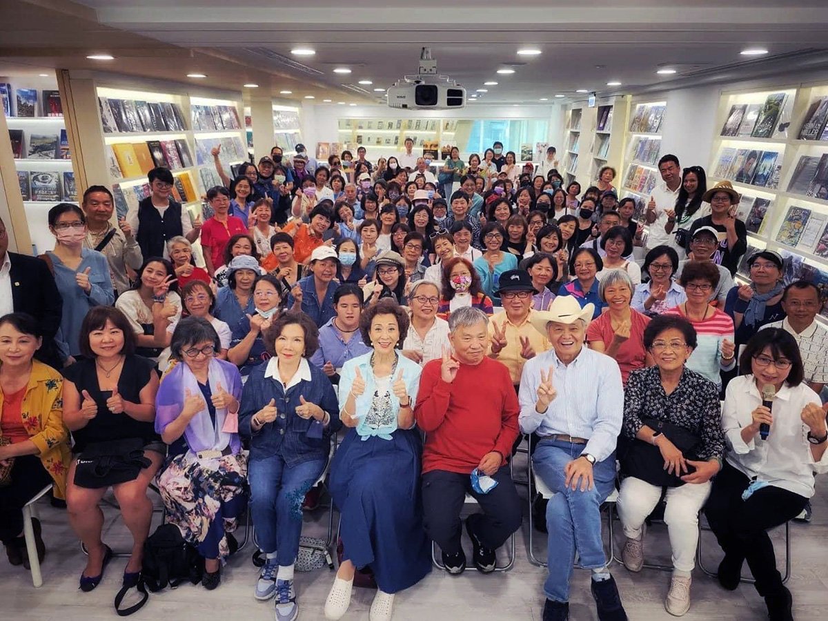 奇哥創辦人陶傳正(第一排右三)至書屋演講，與益品書屋創辦人戴勝益(第一排右四)合影