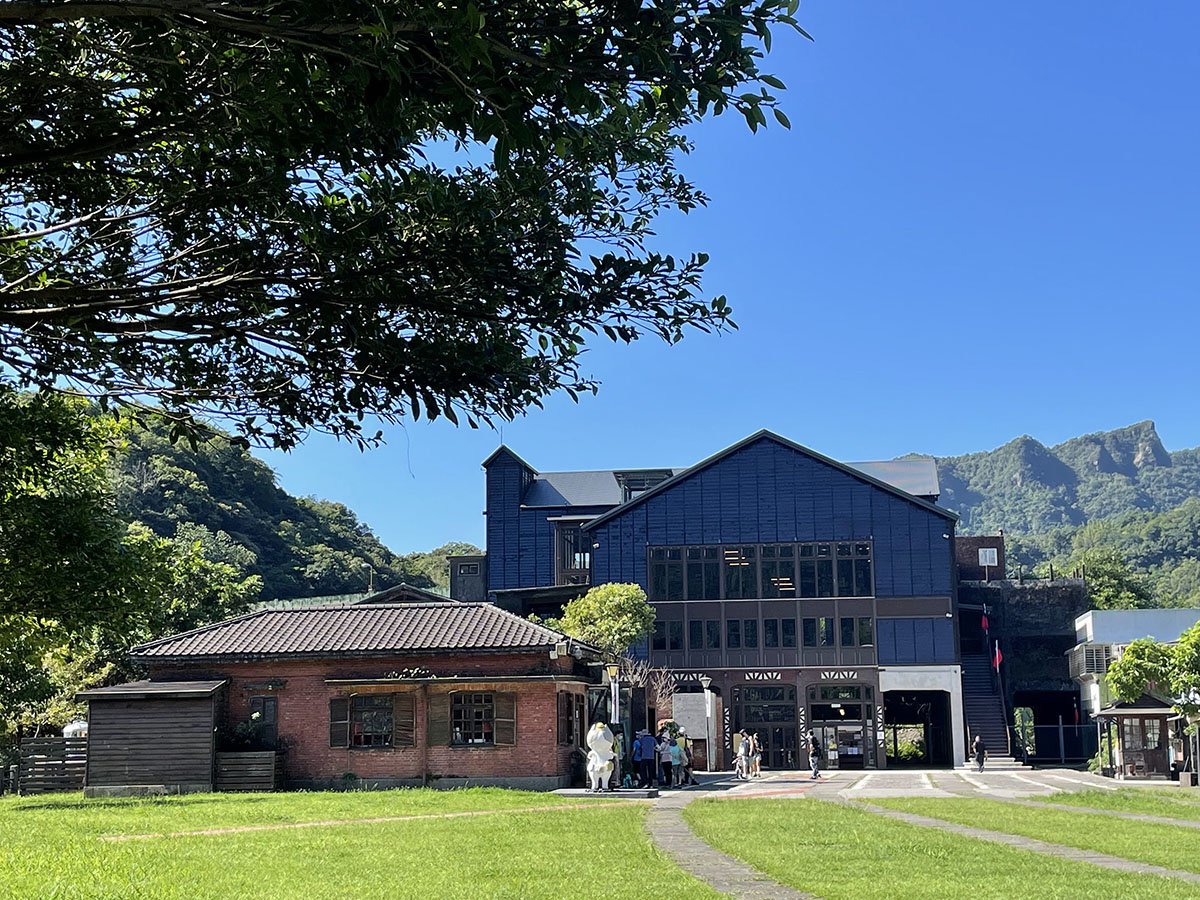新北市政府重現臺灣煤業發展的歷史，以瑞三鑛業整煤廠及周圍建築群整修構成猴硐煤礦