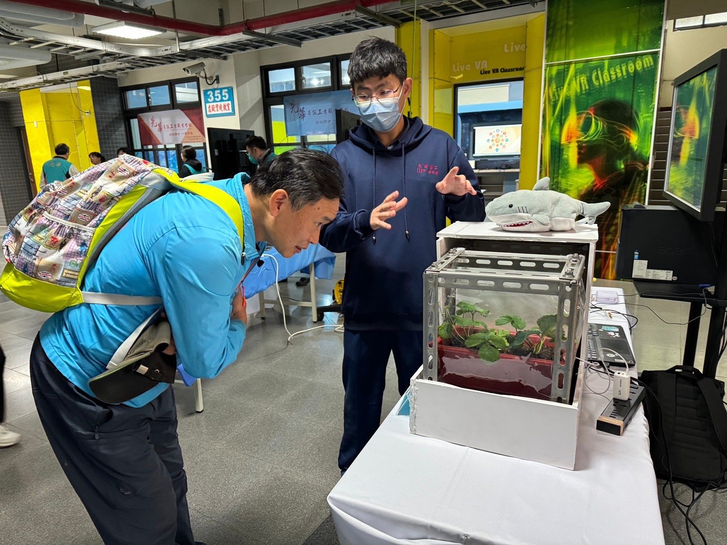 清華大學資電學院黃能富教授參觀光華高工學生楊明哲製作的草莓專題。（葉志雲攝）