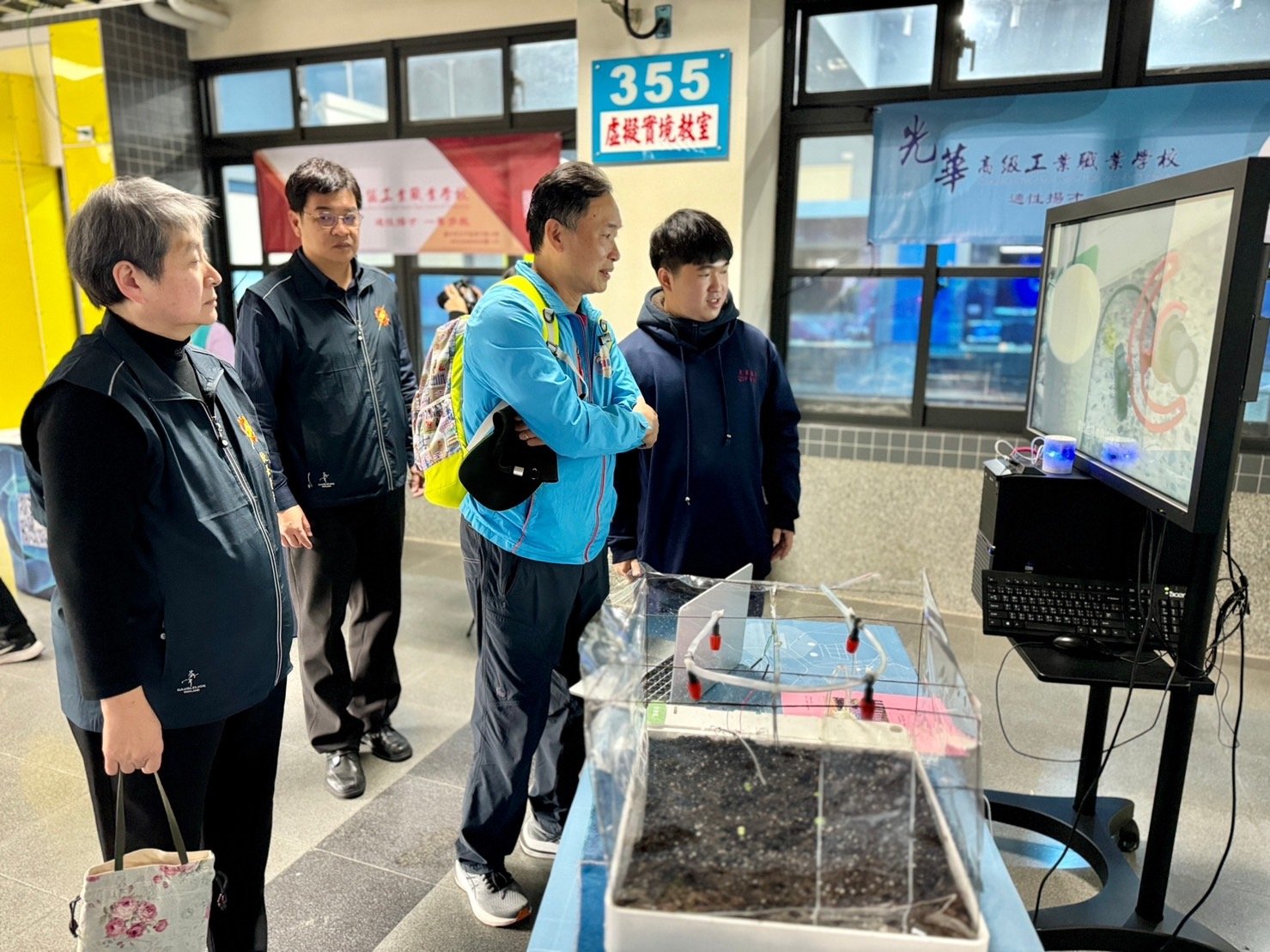 清華大學資電學院黃能富教授參觀光華高工資訊科學生林昌龍製作的九層塔專題。（葉志雲攝）