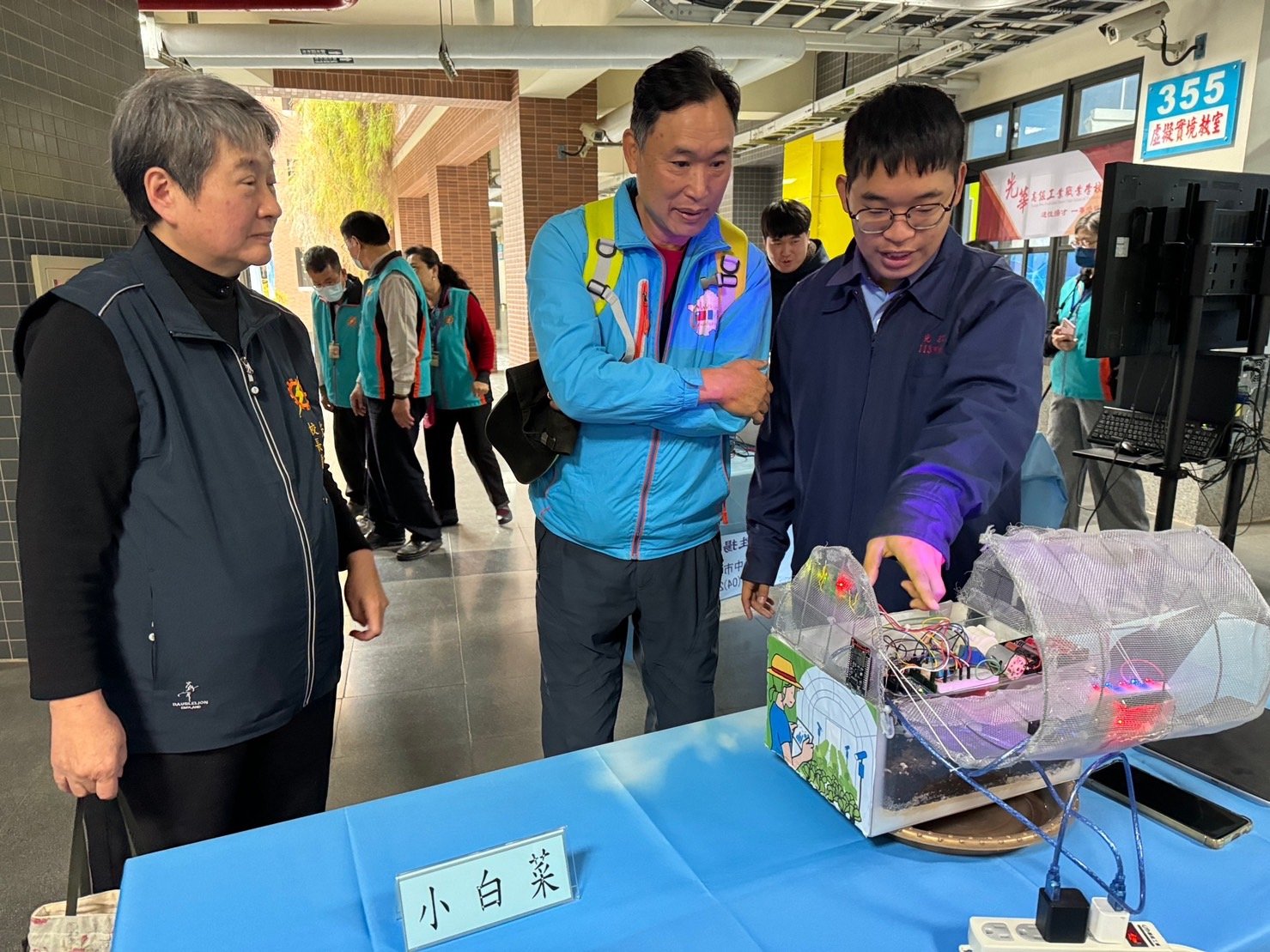 清華大學資電學院黃能富教授參觀光華高工電子科學生林伯憲製作的小白菜專題。（葉志雲攝）