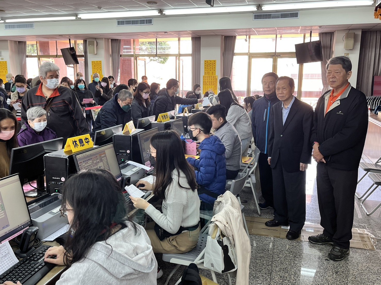 萬和宮今天開始受理理安太歲、點燈，董事長蕭清杰（中）到場關心作業流程。