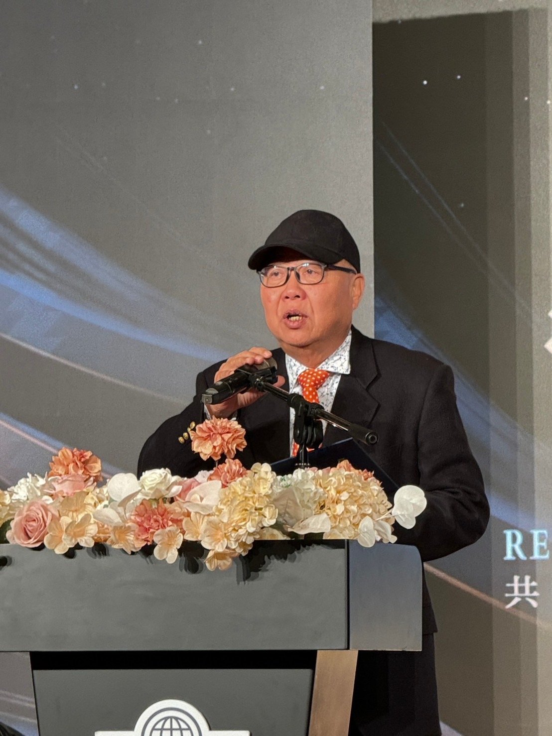 葳格國際學校大手筆千人尾牙宴席開百桌 祭出500萬獎金犒賞員工創新紀錄 1 袁昶平創辦人致詞。