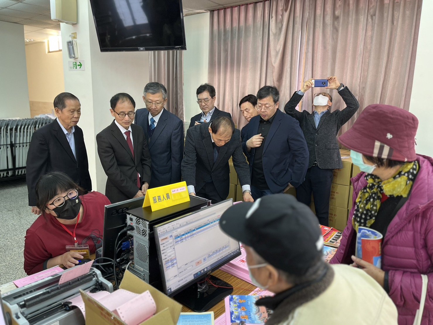 萬和宮開始受理安燈植福斗 排隊人潮 讓韓國友人大開眼界 1 韓國友人參觀萬和宮安燈作業。