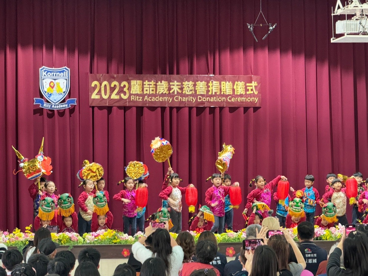 麗喆國際幼兒園在歲末慈善捐贈活動演出「歡慶迎春過好年」。（葉志雲攝）