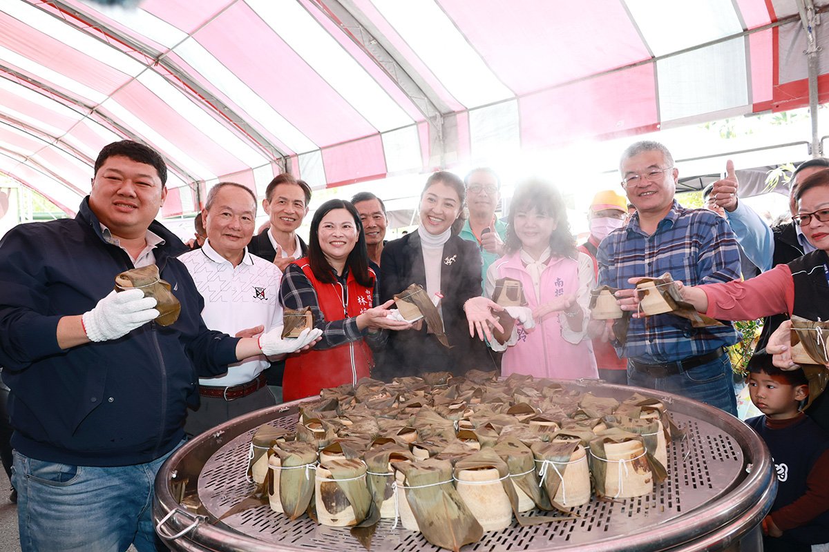 南投縣鹿谷鄉「小半天竹夢森活節」24日在小半天石馬公園隆重登場，縣長許淑華出主持開幕儀式