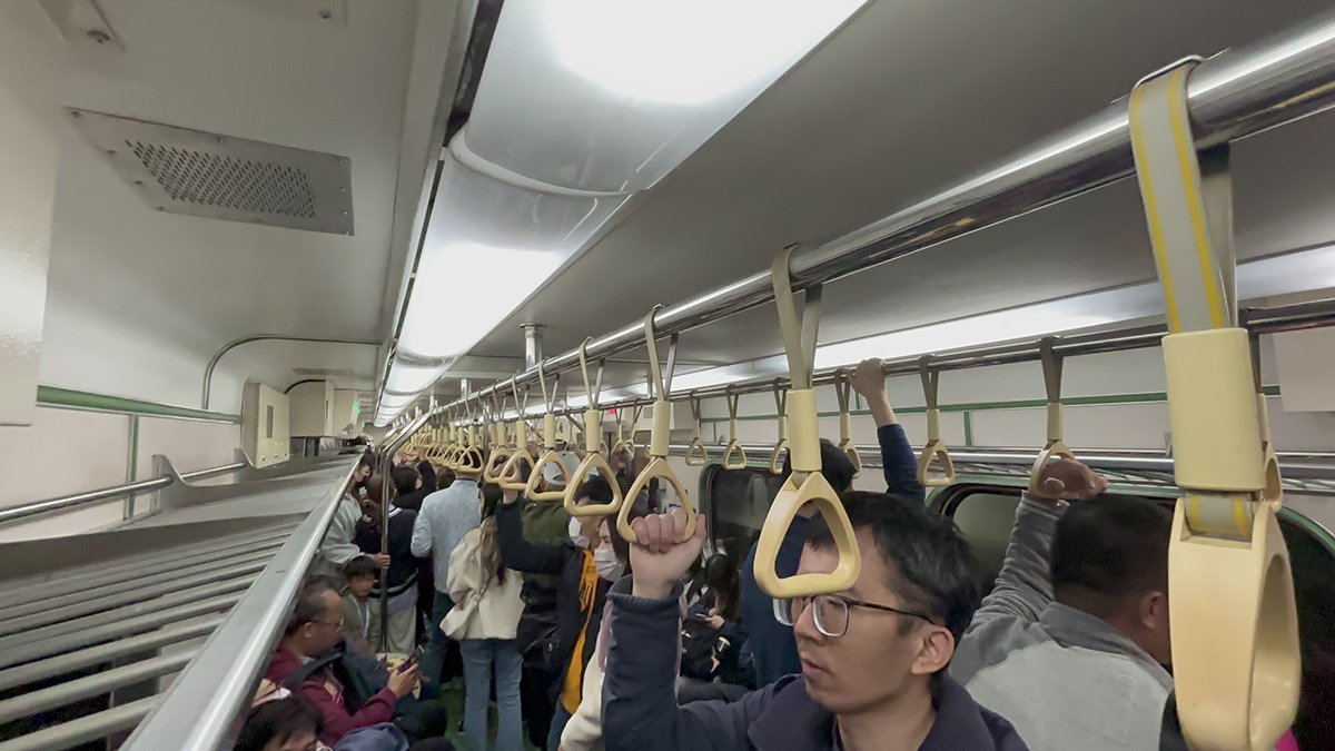 車廂內的乘客不管是坐著或站著，只要望向窗外的燈區，都不免發出「哇！」