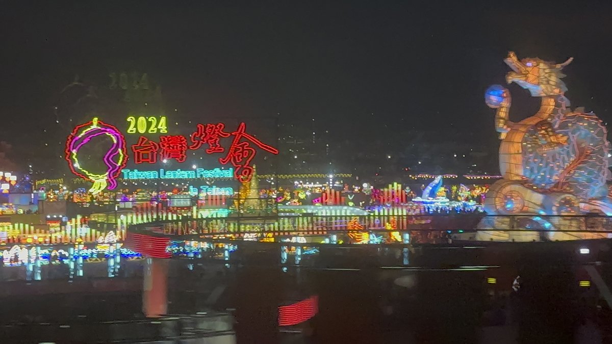 不少搭乘台鐵與高鐵的乘客發現燈區作品陸續點亮中