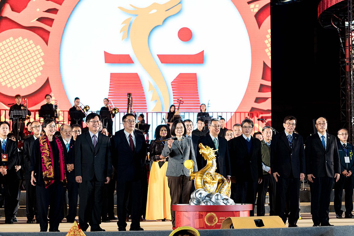 第35屆台灣燈會睽違16年重返臺南市，今（24）日晚間高鐵燈區舉行盛大的主燈點燈儀式