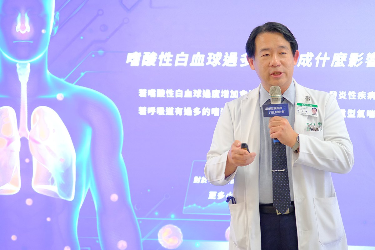 鄭世隆主任現場解析氣喘型別與嚴重氣喘的治療與照護，並利用生動有趣的衛教方式，拉近民眾與嚴重氣喘專業知識的距離
