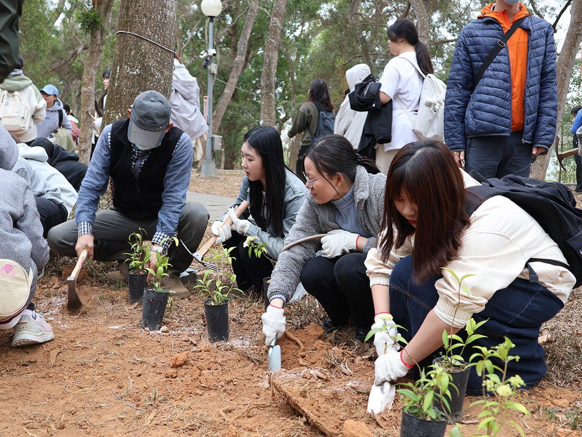 東海創建全台第一所大學樹銀行「Tree Bank」「樹銀行」 2 期望透過投入老樹維護以及原生種微森林復育,為下一代種下一棵樹,讓實際行動重現永續生態的榮景。