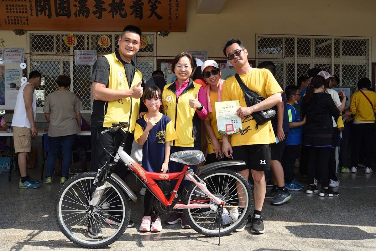 順天國小家長會23日舉辦路跑活動 增進親子互動 3 順天國小家長會這次也募款,採購符合學生喜愛與運動所需的獎品,展現了家長對學校活動的支持與學生體育發展的重視。