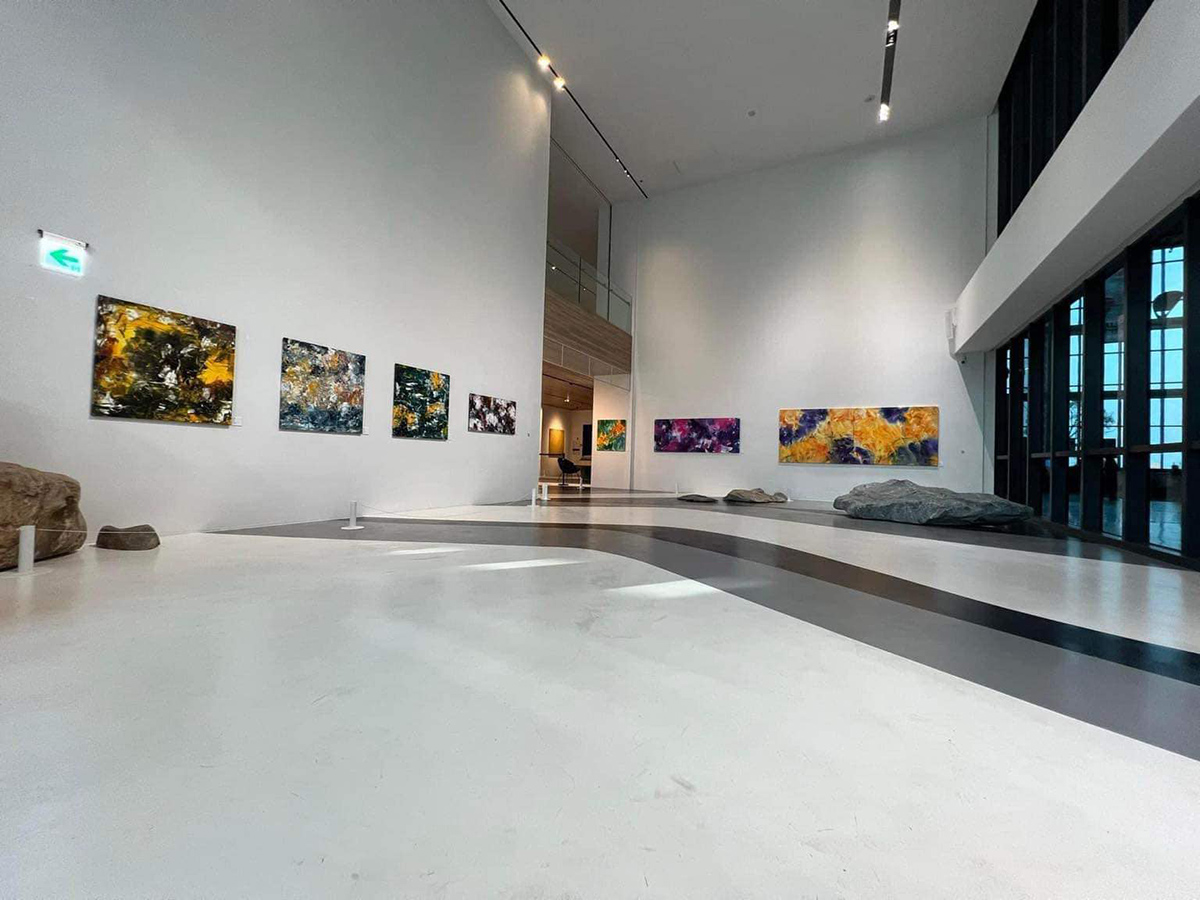 29日美樹館舉辦「量子流的美麗場域」畫展，展出台灣抽象畫大師-紀向的24幅精彩作品。