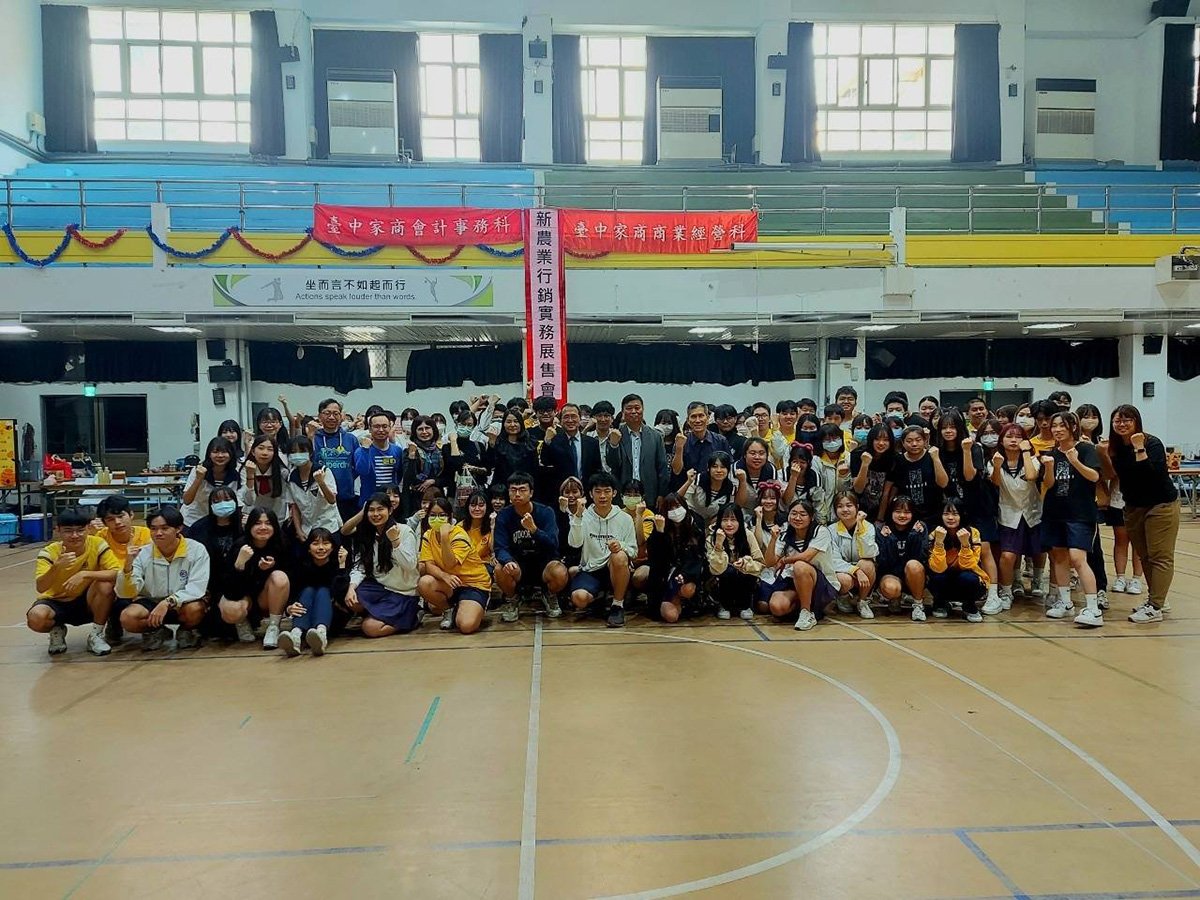 臺中家商辦理新農業行銷展 展現學生的創意與實力創造多元商機 4 校長劉福鎔十分肯定本次聯合展售會活動,並邀請全校師生及家長委員共襄盛舉