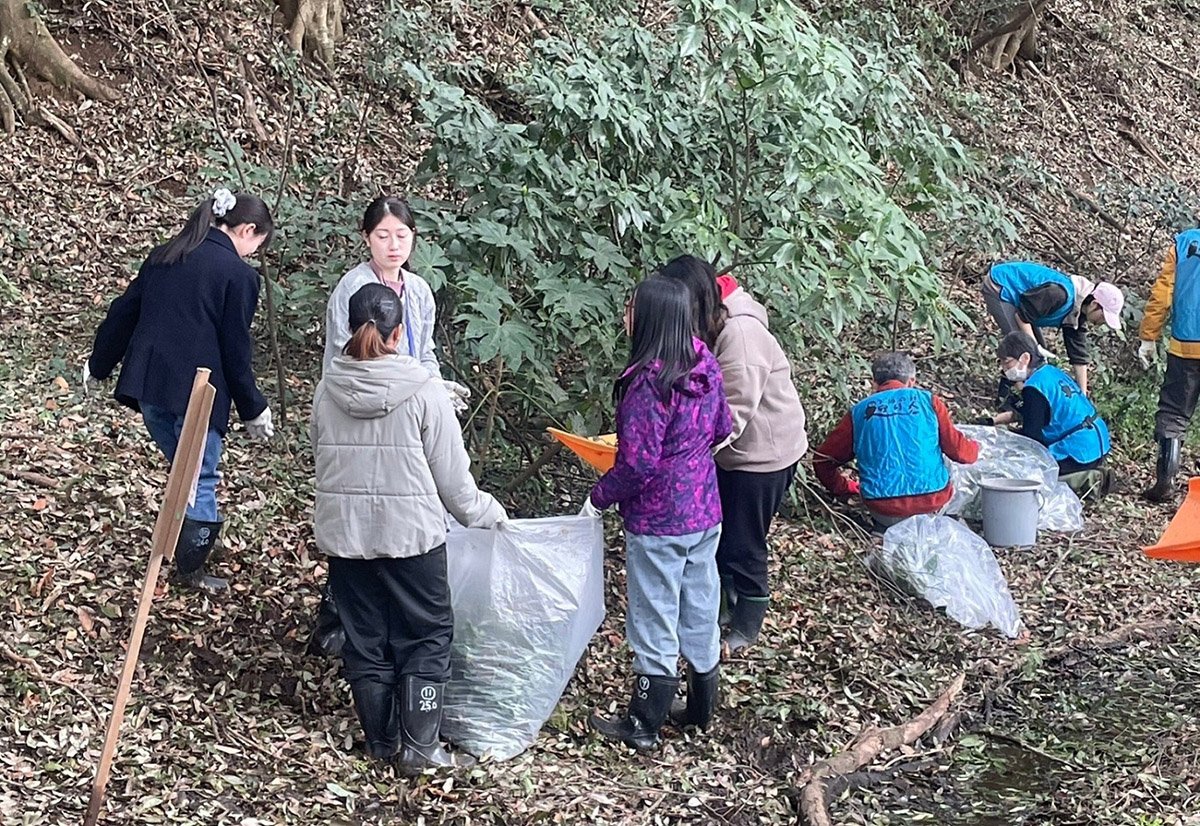 中山醫大師生在日本里山與當地居民共同學習永續生活模式