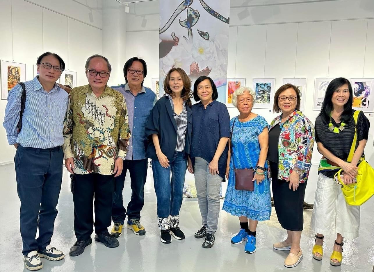 《不一樣的煙火》黃意會手機創意影像展 新加坡揭幕備受讚譽 1 左三黃意會大師與左二新加坡前教育及貿易部長曾士生,左一國際策展人王焜生,右四台中ART365美術館藝術總監賴慕芬等人合影。