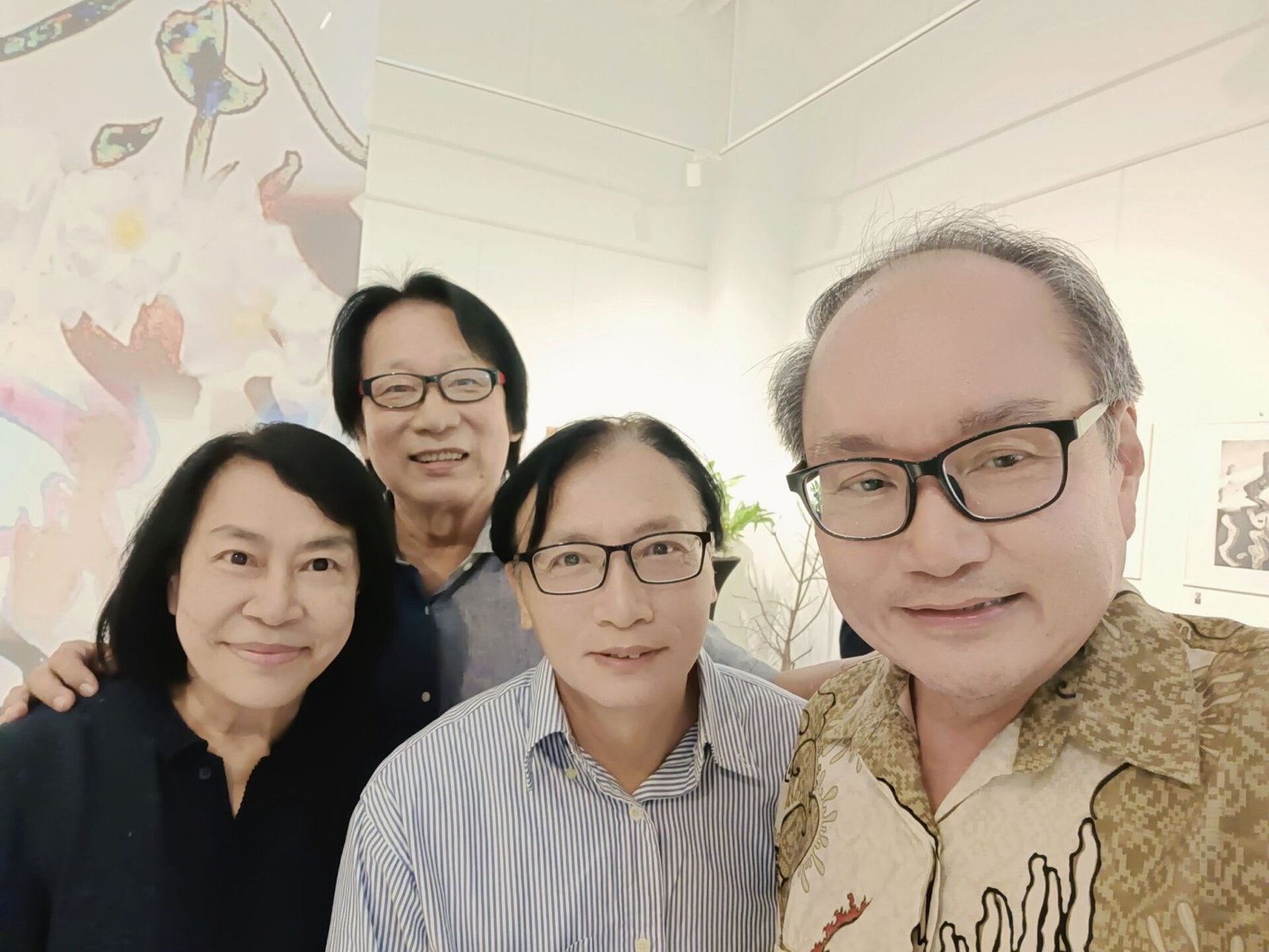 《不一樣的煙火》黃意會手機創意影像展 新加坡揭幕備受讚譽 4 左起ART365美術館藝術總監賴慕芬、黃意會大師、國際策展人王焜生與新加坡前教育及貿易部長曾士生。