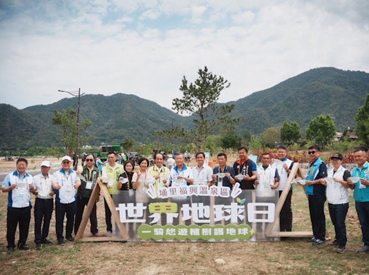 一騎悠遊植樹護地球！近千人福興溫泉區種下希望之樹。