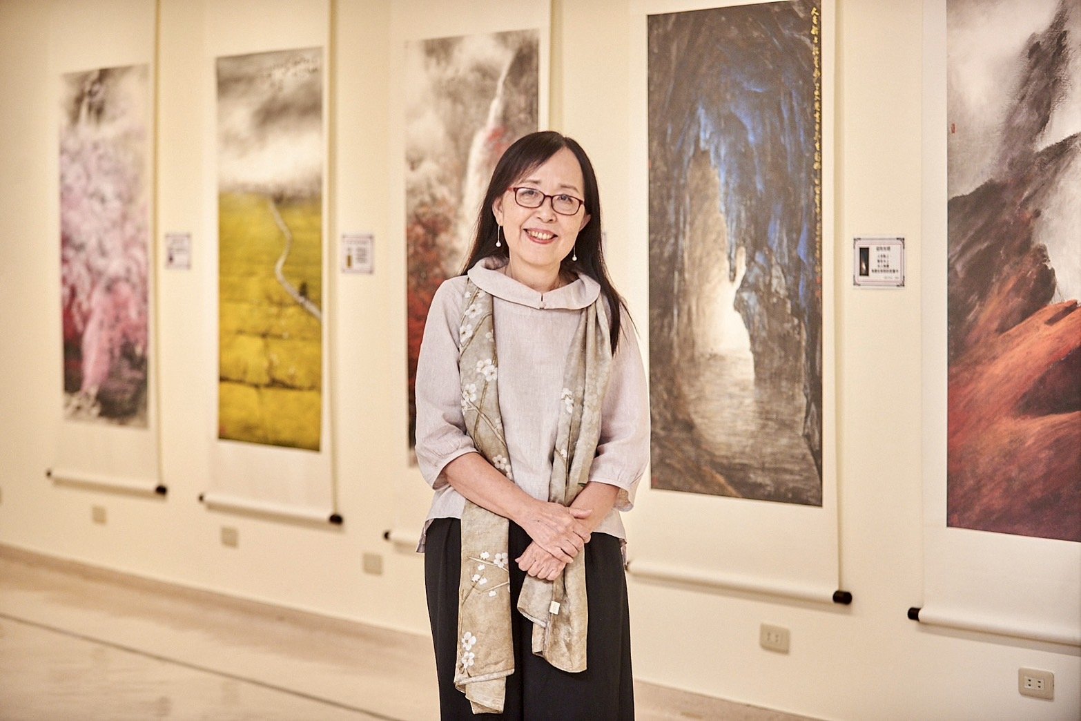 2024中市美術家接力展袁之靜首棒 《天地有大美》水墨創作展葫蘆墩亮麗登場 4 藝術家袁之靜與展出作品。