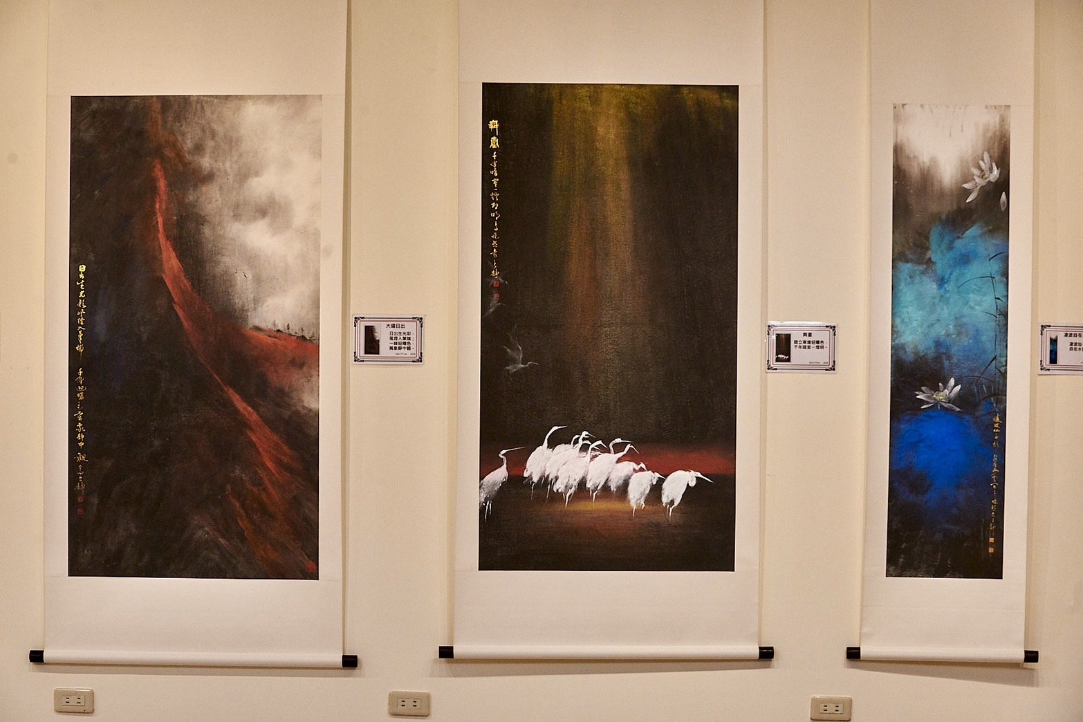 2024中市美術家接力展袁之靜首棒 《天地有大美》水墨創作展葫蘆墩亮麗登場 7 藝術家袁之靜與展出畫作。
