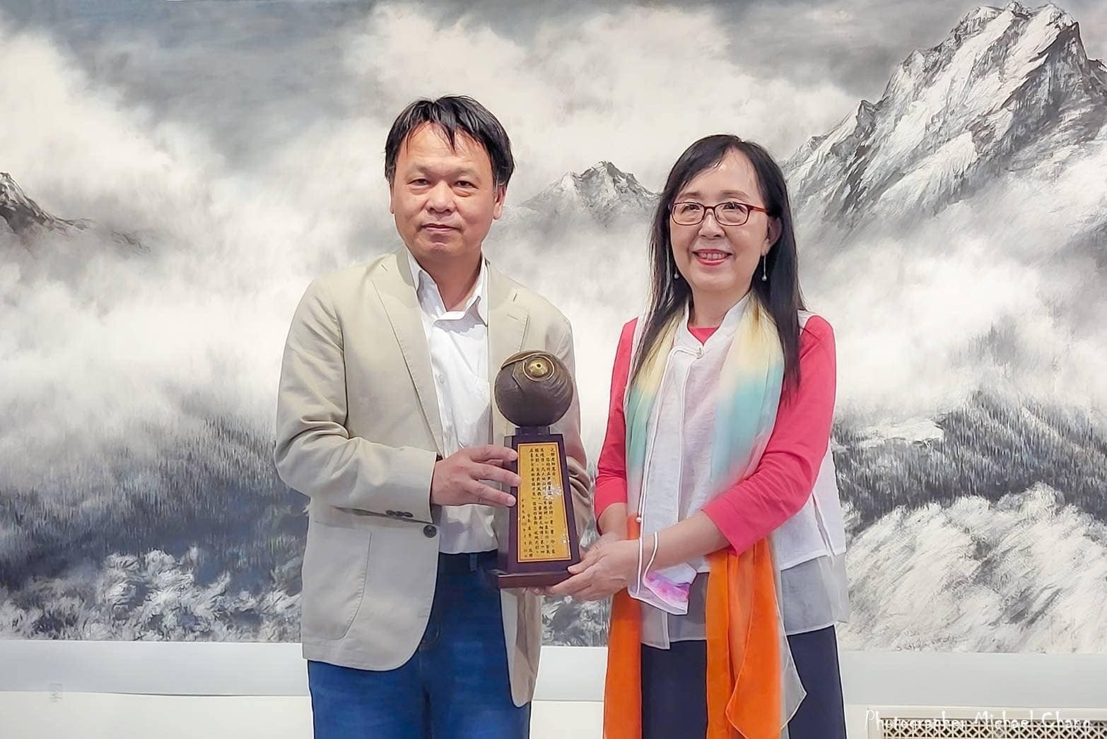 2024中市美術家接力展袁之靜首棒 《天地有大美》水墨創作展葫蘆墩亮麗登場 2 台中市文化局副局長曾能汀轉頒盧秀燕市長致贈的第14屆台中市美術家接力展獎座。