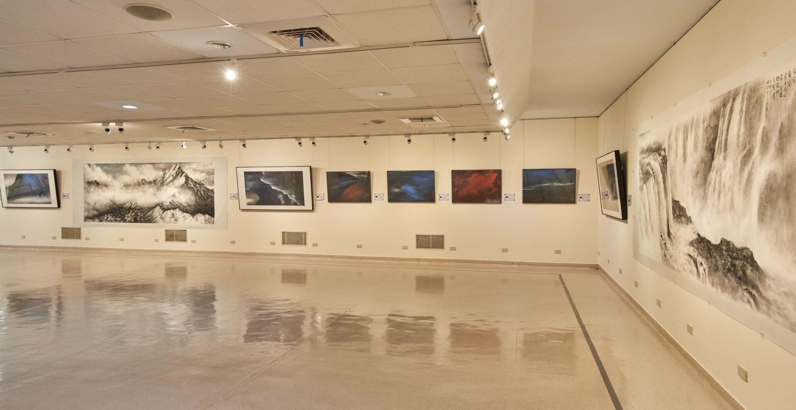 2024中市美術家接力展袁之靜首棒 《天地有大美》水墨創作展葫蘆墩亮麗登場 9 藝術家袁之靜在台中市葫蘆墩文化中心《天地有大美》水墨創作展會場。