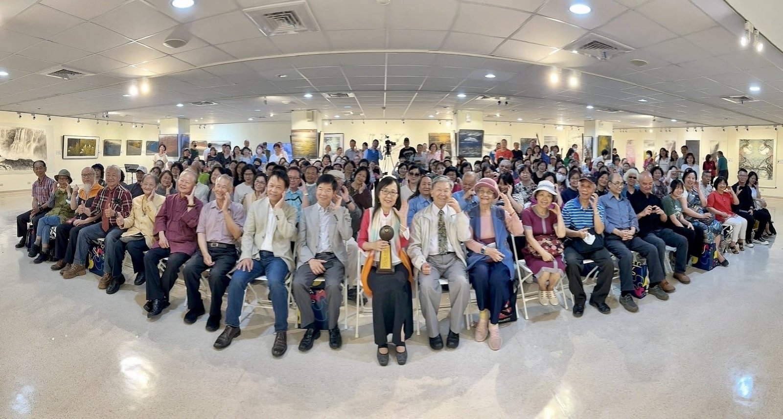 2024中市美術家接力展袁之靜首棒 《天地有大美》水墨創作展葫蘆墩亮麗登場 1 藝術家袁之靜在台中市葫蘆墩文化中心《天地有大美》水墨創作展3月31日開幕盛況。