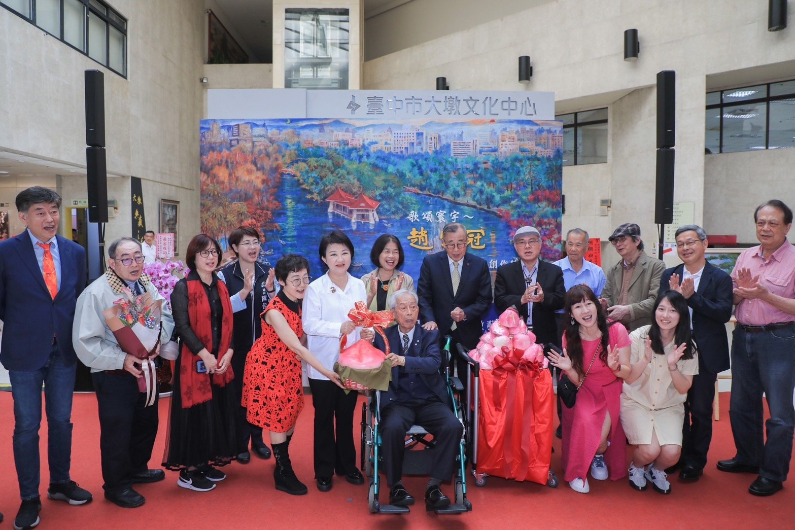 趙宗冠醫師和盧秀燕市長等貴賓大合照。